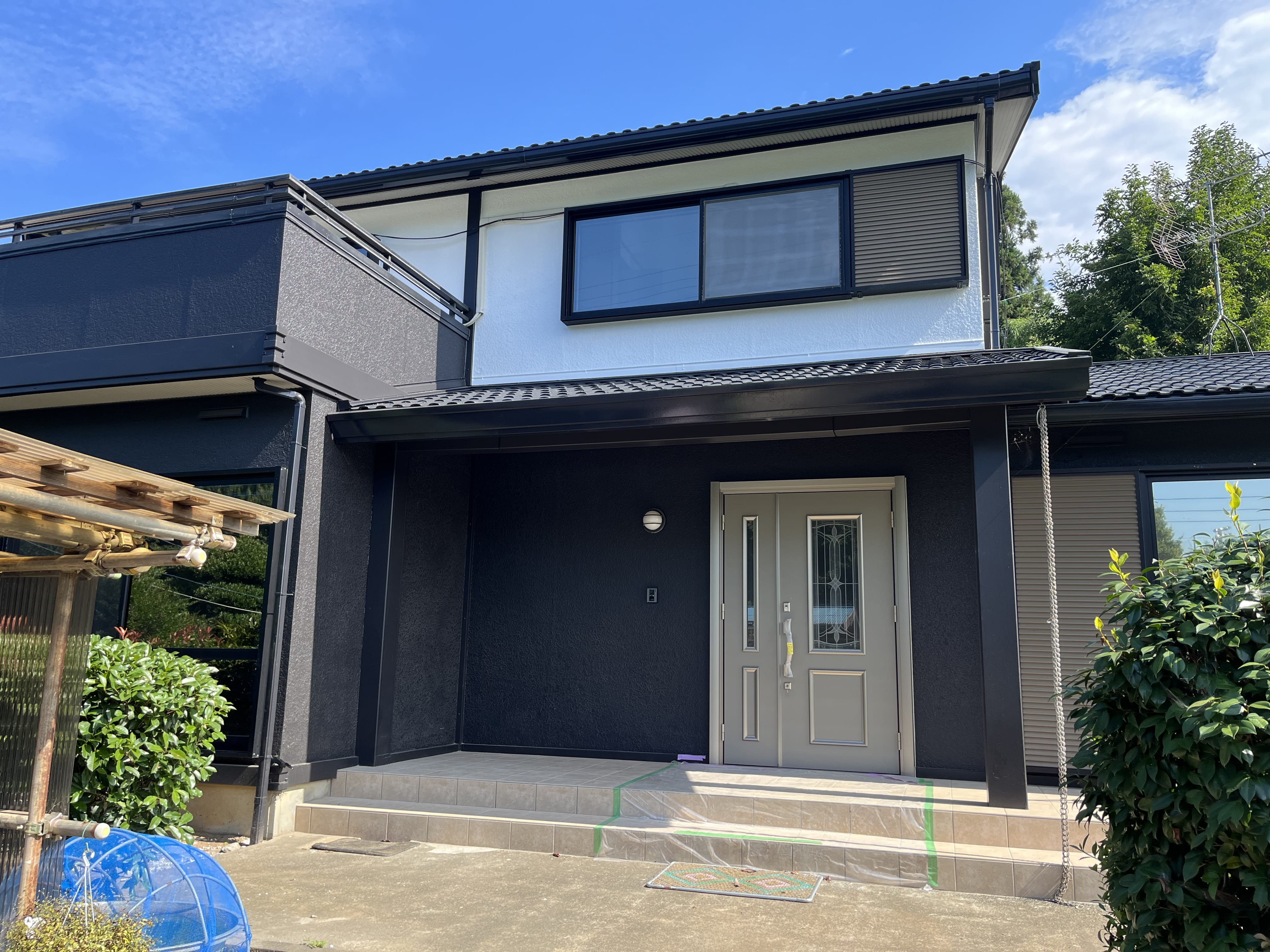 外壁塗装事例【風景になじむ白黒基調の住宅に/埼玉県】
