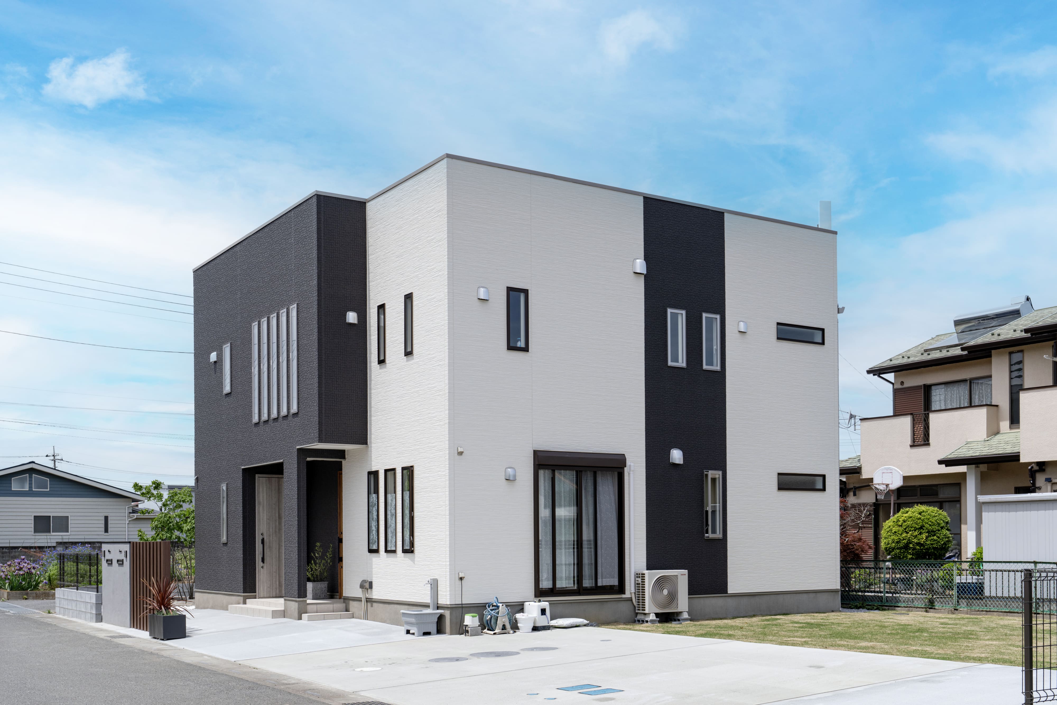 モダンな箱型の完全分離型二世帯住宅【埼玉県東松山市】
