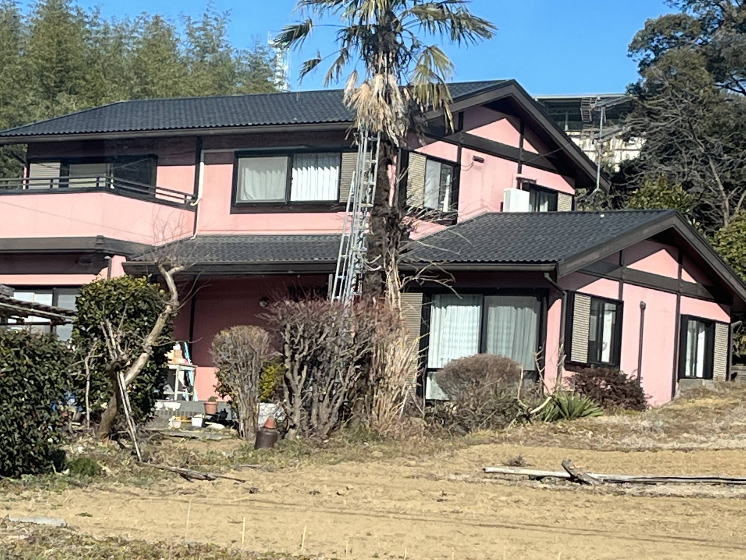 外壁塗装事例【風景になじむ白黒基調の住宅に/埼玉県】