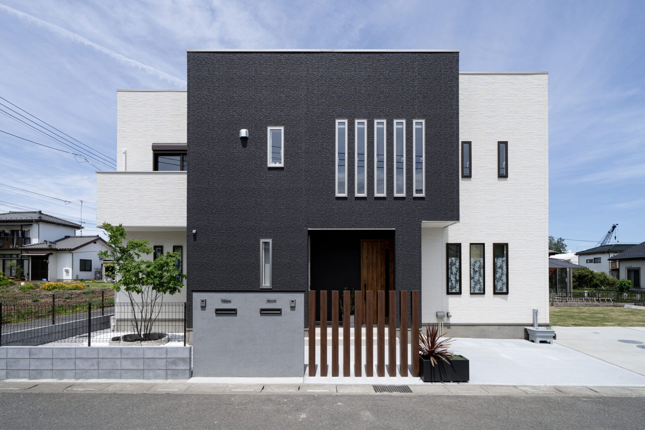 モダンな箱型の完全分離型二世帯住宅【埼玉県東松山市】